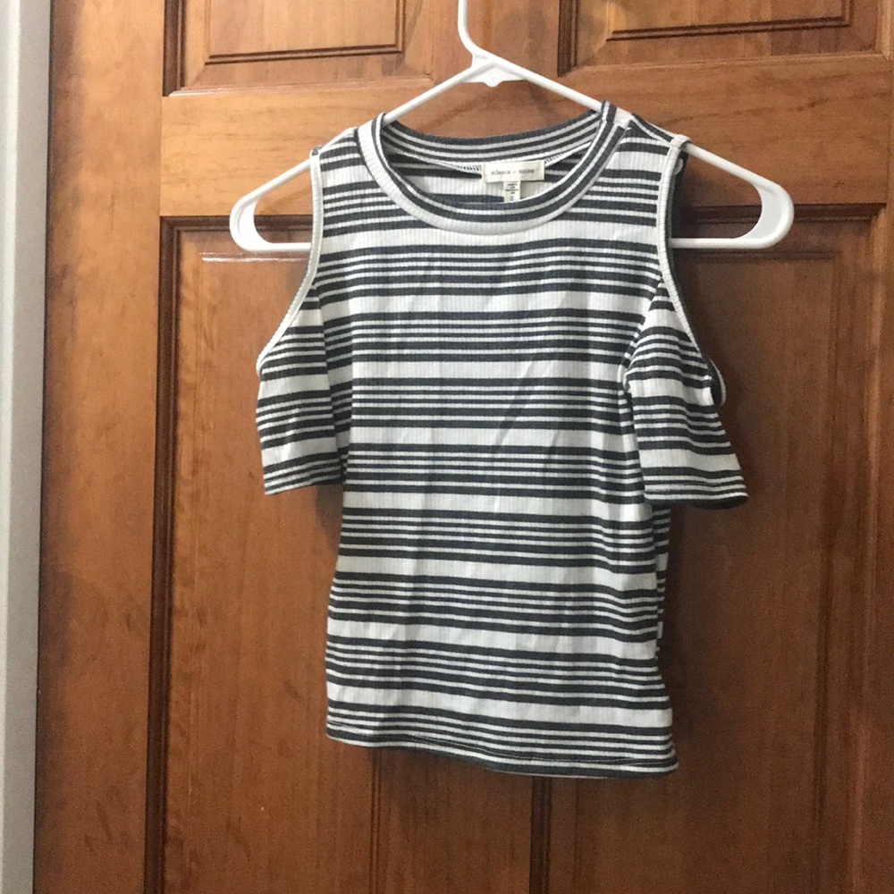 NWT URBAN OUTFITTERS CROP TOP WOTH COLD SHOULDERS